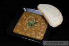 Recept Kovbojské fazole s uzeninou - zabíjačkový guláš s chlebem - návrh na servírování